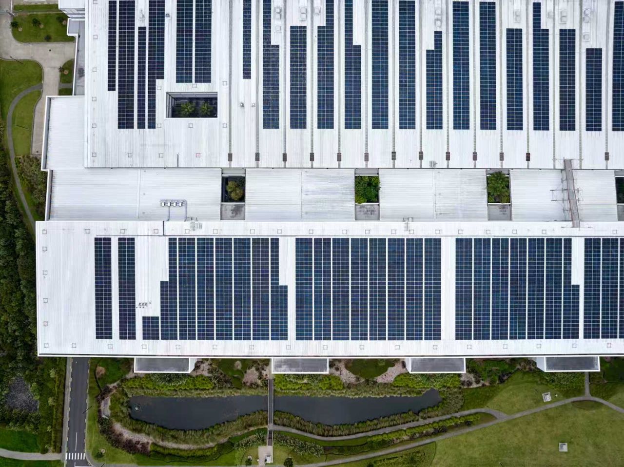 Technicien inspectant un panneau solaire industriel